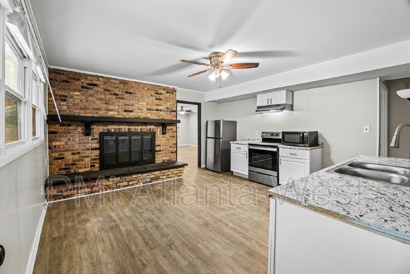 4 Bedroom, 3 Bath, 2 Kitchens - Multi living areas property image