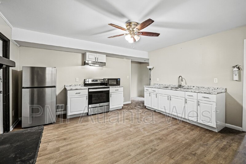 4 Bedroom, 3 Bath, 2 Kitchens - Multi living areas property image