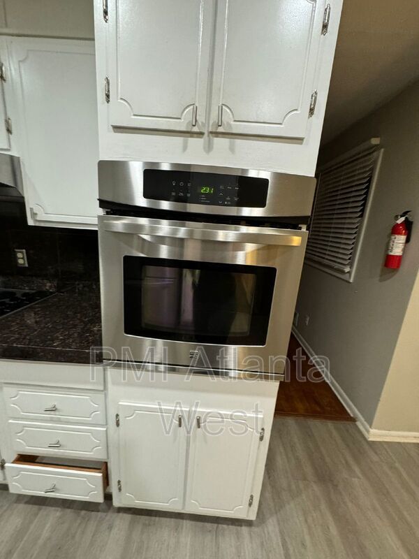 4 Bedroom, 3 Bath, 2 Kitchens - Multi living areas property image