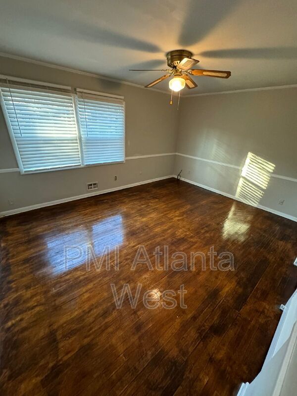 4 Bedroom, 3 Bath, 2 Kitchens - Multi living areas property image