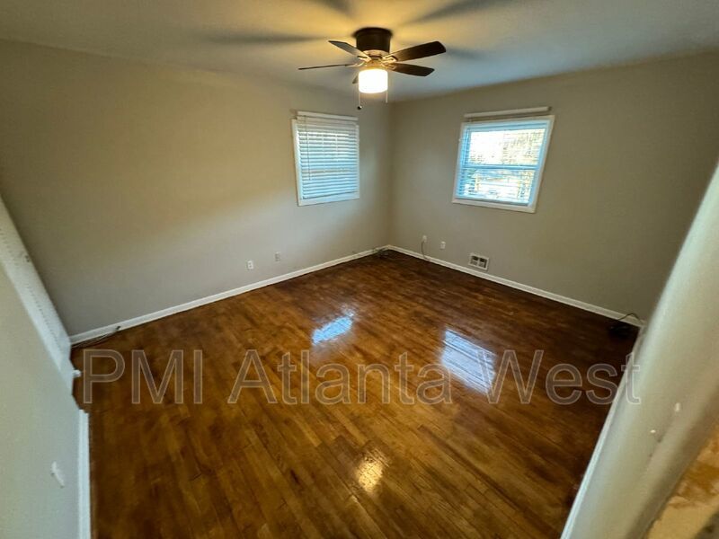 4 Bedroom, 3 Bath, 2 Kitchens - Multi living areas property image