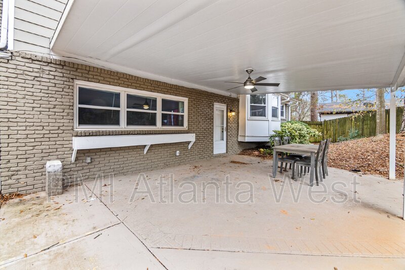 4 Bedroom, 3 Bath, 2 Kitchens - Multi living areas property image