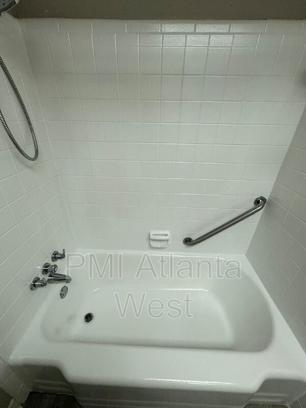 4 Bedroom, 3 Bath, 2 Kitchens - Multi living areas property image