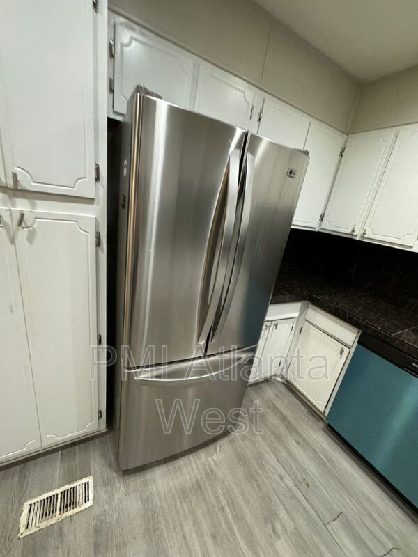 4 Bedroom, 3 Bath, 2 Kitchens - Multi living areas property image