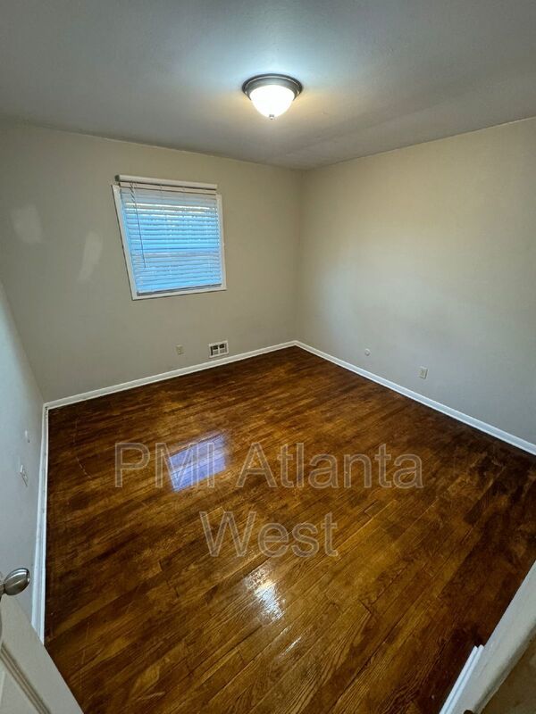 4 Bedroom, 3 Bath, 2 Kitchens - Multi living areas property image